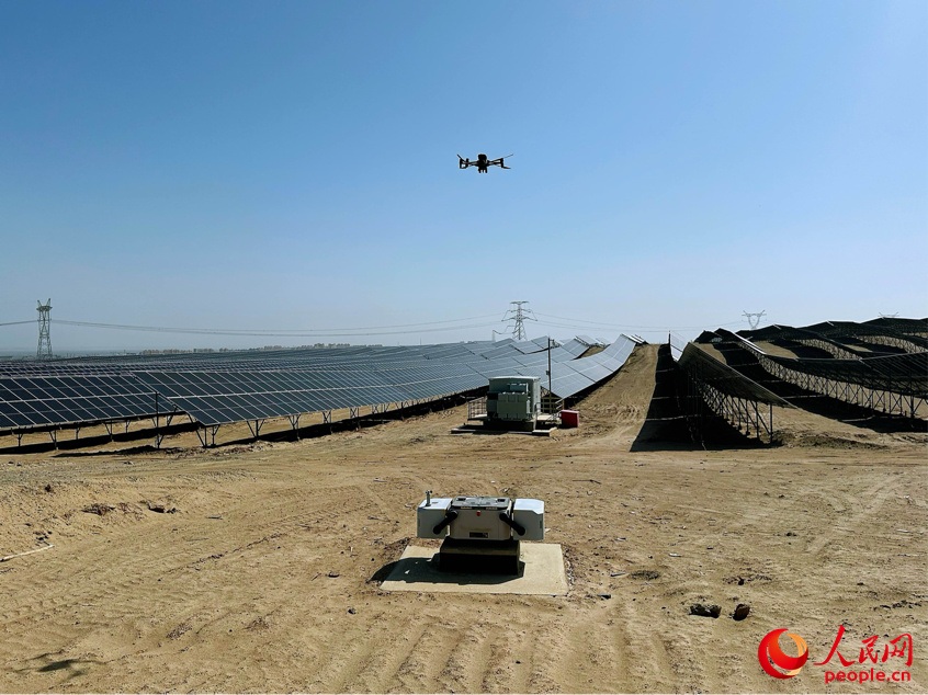 大唐十四師昆玉100萬千瓦光伏基地積極開展數(shù)字化、智能化改造,實現(xiàn)智慧運(yùn)行、智慧運(yùn)維、智慧安全。圖為無人機(jī)巡檢。人民網(wǎng)記者 楊睿攝 大唐十四師昆玉100萬千瓦光伏基地積極開展數(shù)字化、智能化改造,實現(xiàn)智慧運(yùn)行、智慧運(yùn)維、智慧安全。圖為無人機(jī)巡檢。人民網(wǎng)記者 楊睿攝