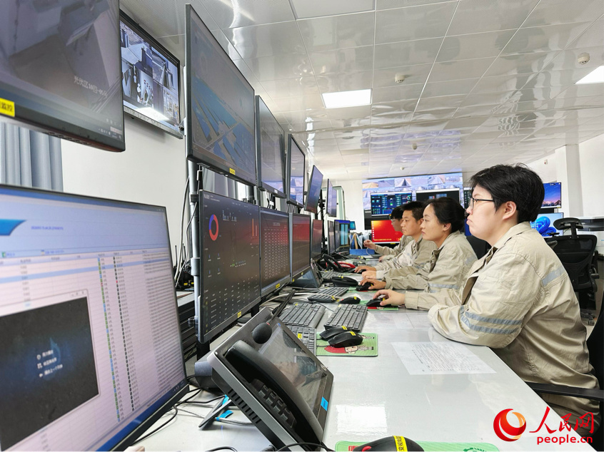 大唐昆玉光伏電站運(yùn)維人員正在工作。人民網(wǎng)記者 楊睿攝 大唐昆玉光伏電站運(yùn)維人員正在工作。人民網(wǎng)記者 楊睿攝