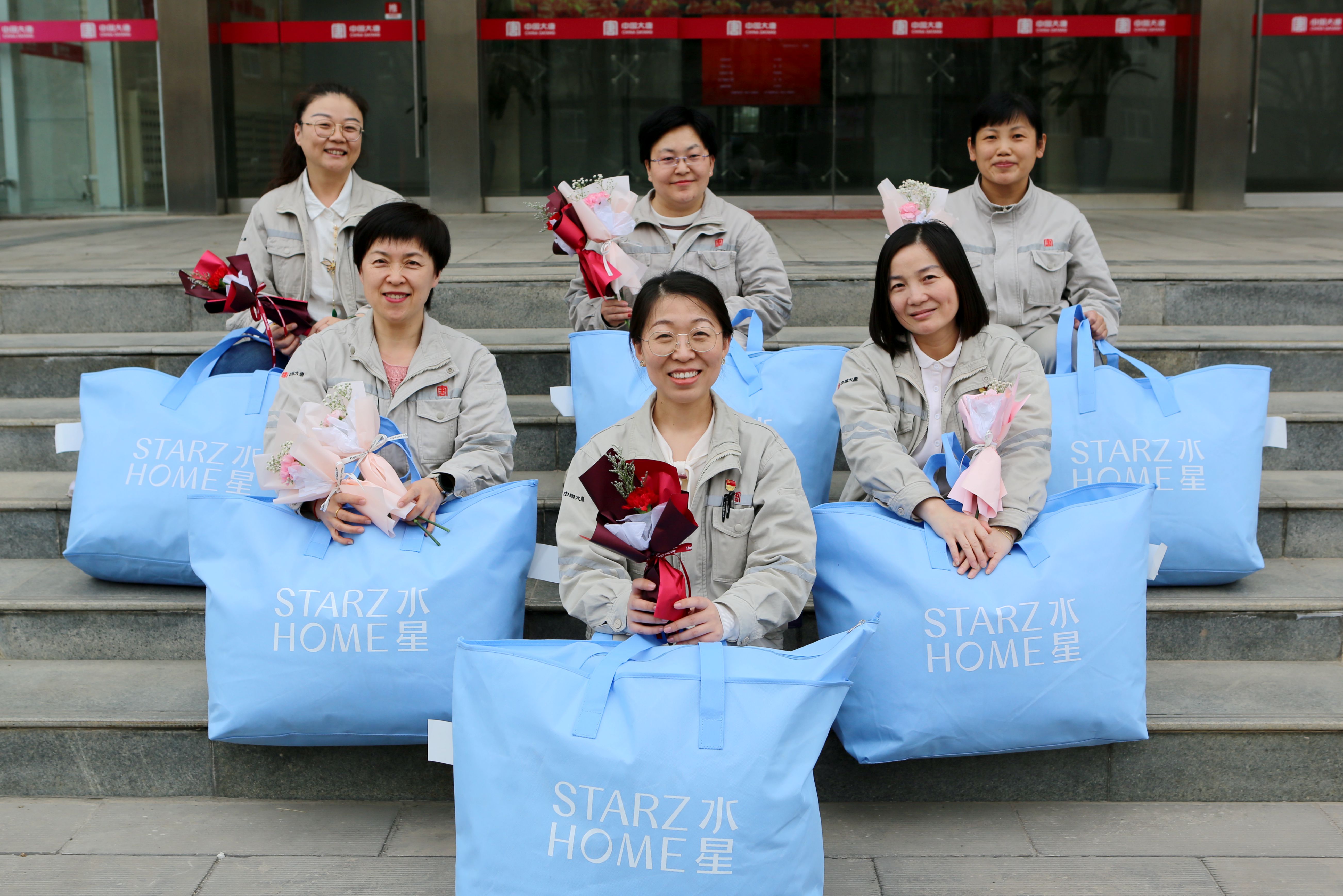 3月8日，向女職工獻上朵朵玫瑰花和水星涼被，感謝她們把智慧和精力獻給了事業，在工作中精益求精好不遜色，發揮不可替代的“半邊天”作用。 (2).jpg