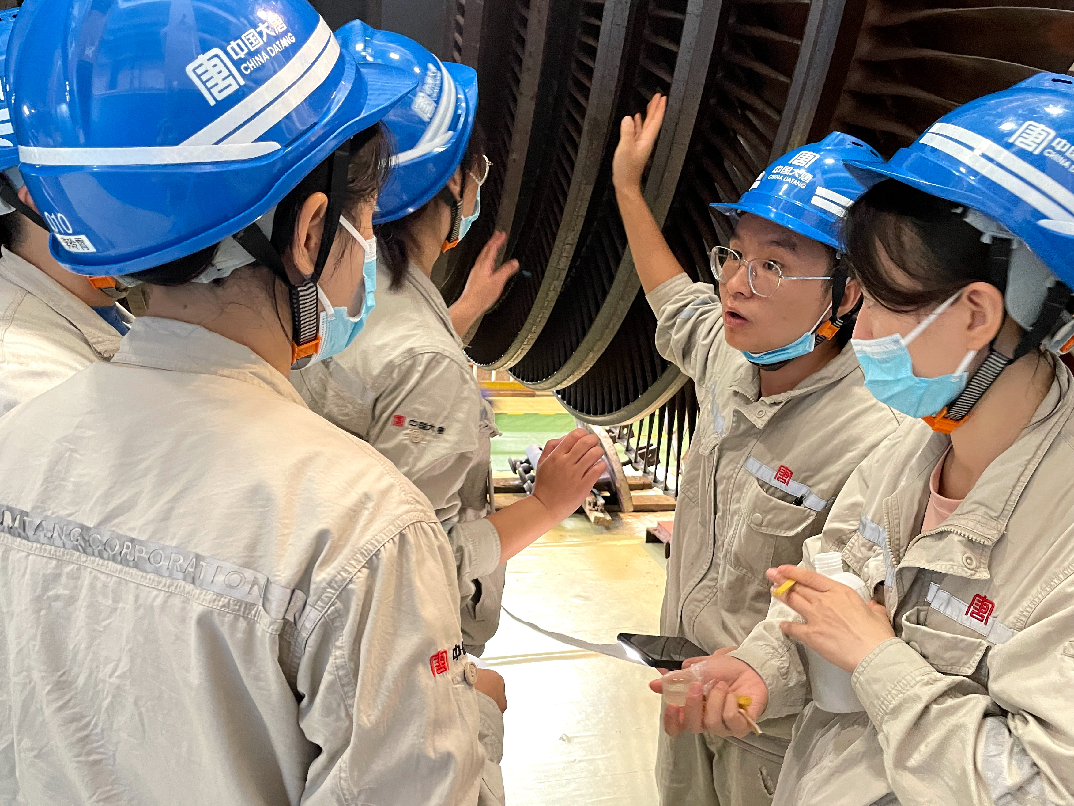 1686030571858009552.jpg A修現(xiàn)場,化驗班班長講解檢修注意事項.jpg