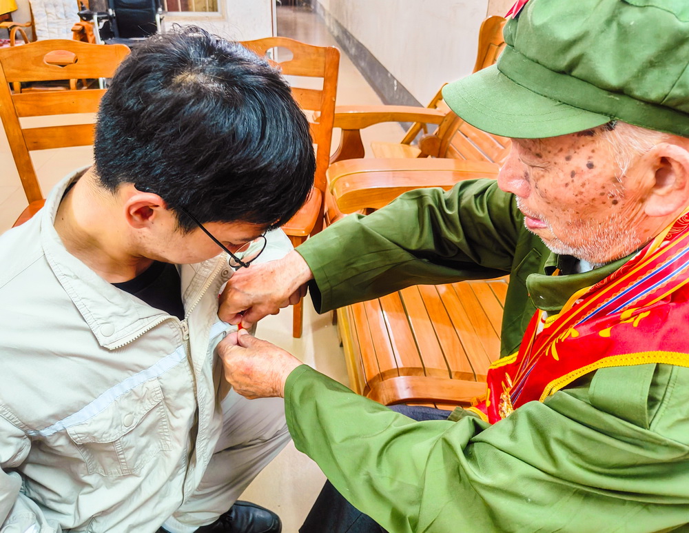 1688363847859062149.jpg 2、韋仕隆給新入黨的青年黨員佩戴黨章--李陽攝.jpg