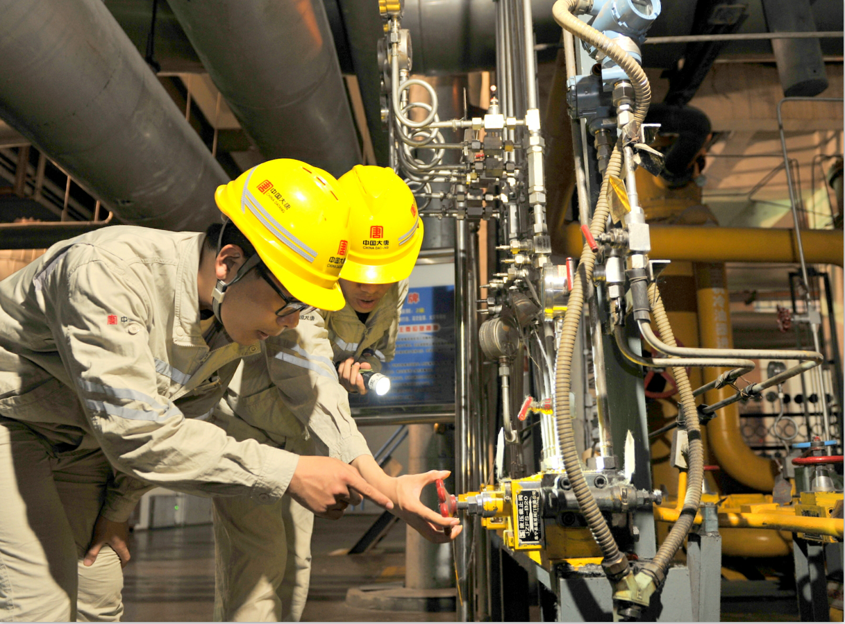 1689664248141085712.jpg 運行人員認真巡檢設備,調整設備壓力.jpg