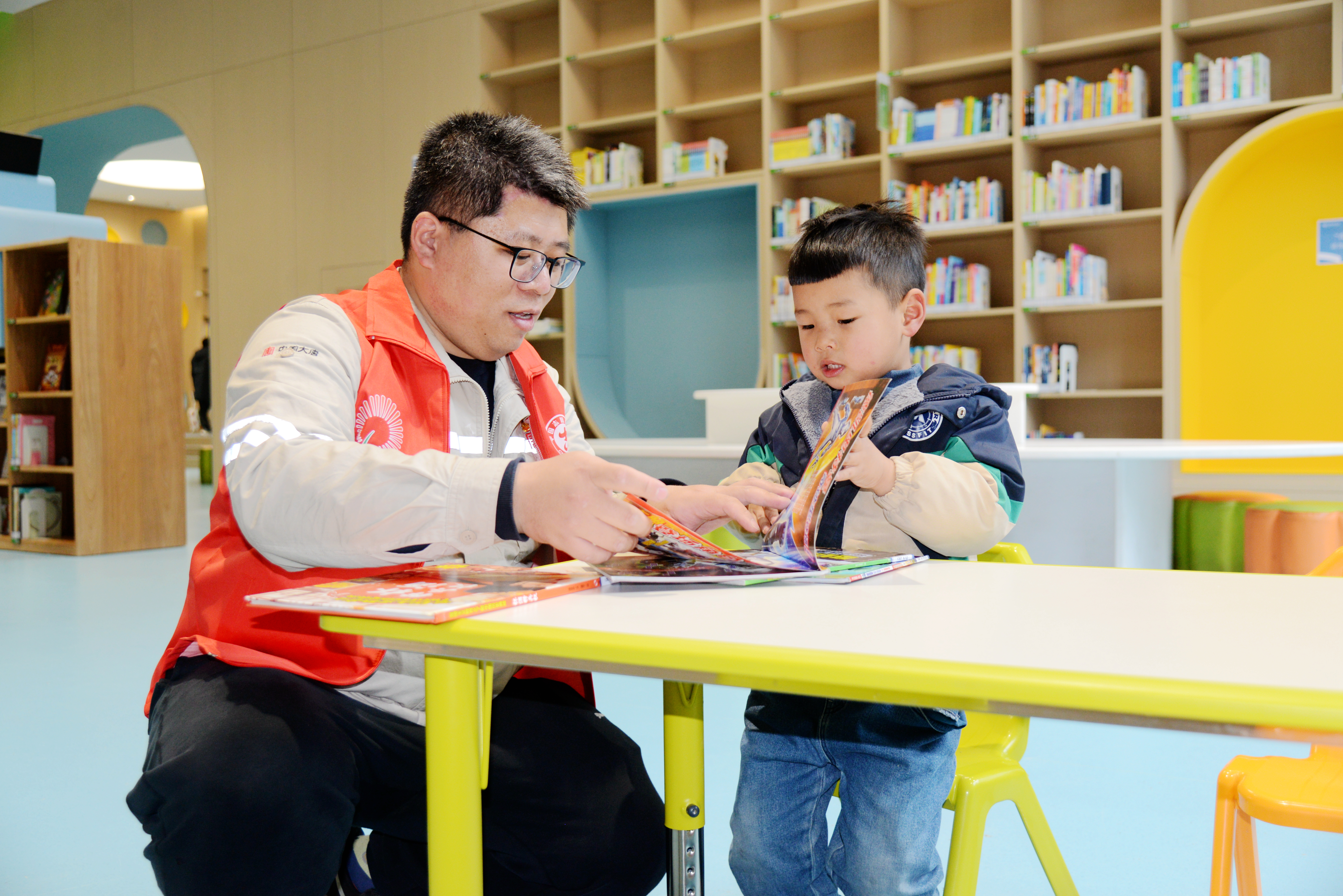 山東檢修運(yùn)營(yíng)公司圖書館志愿活動(dòng)圖片 (4).jpg