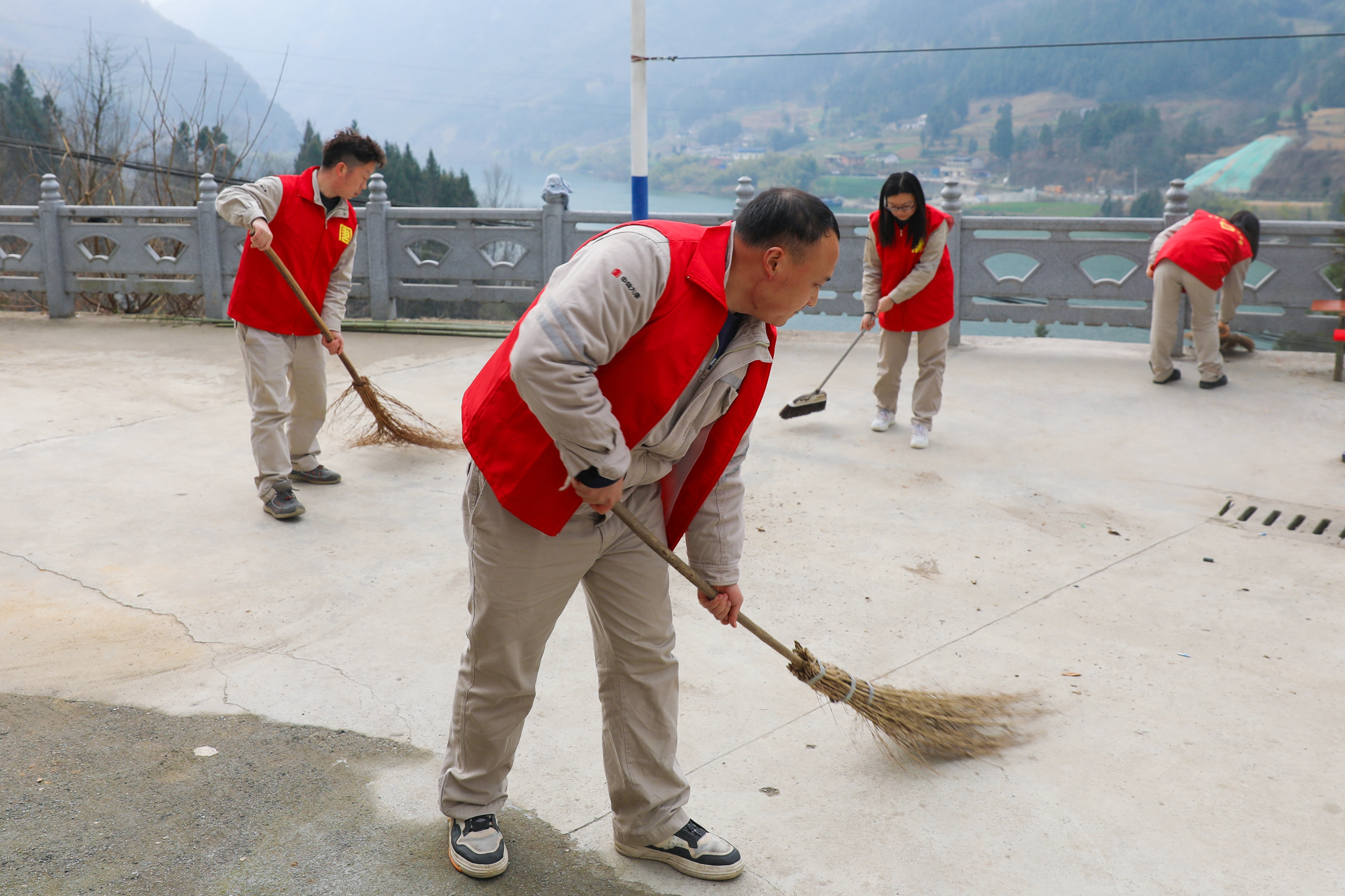 石泉水電廠學(xué)雷鋒青春志愿行助力鄉(xiāng)村振興（石泉水電廠 任巖） (2).jpg