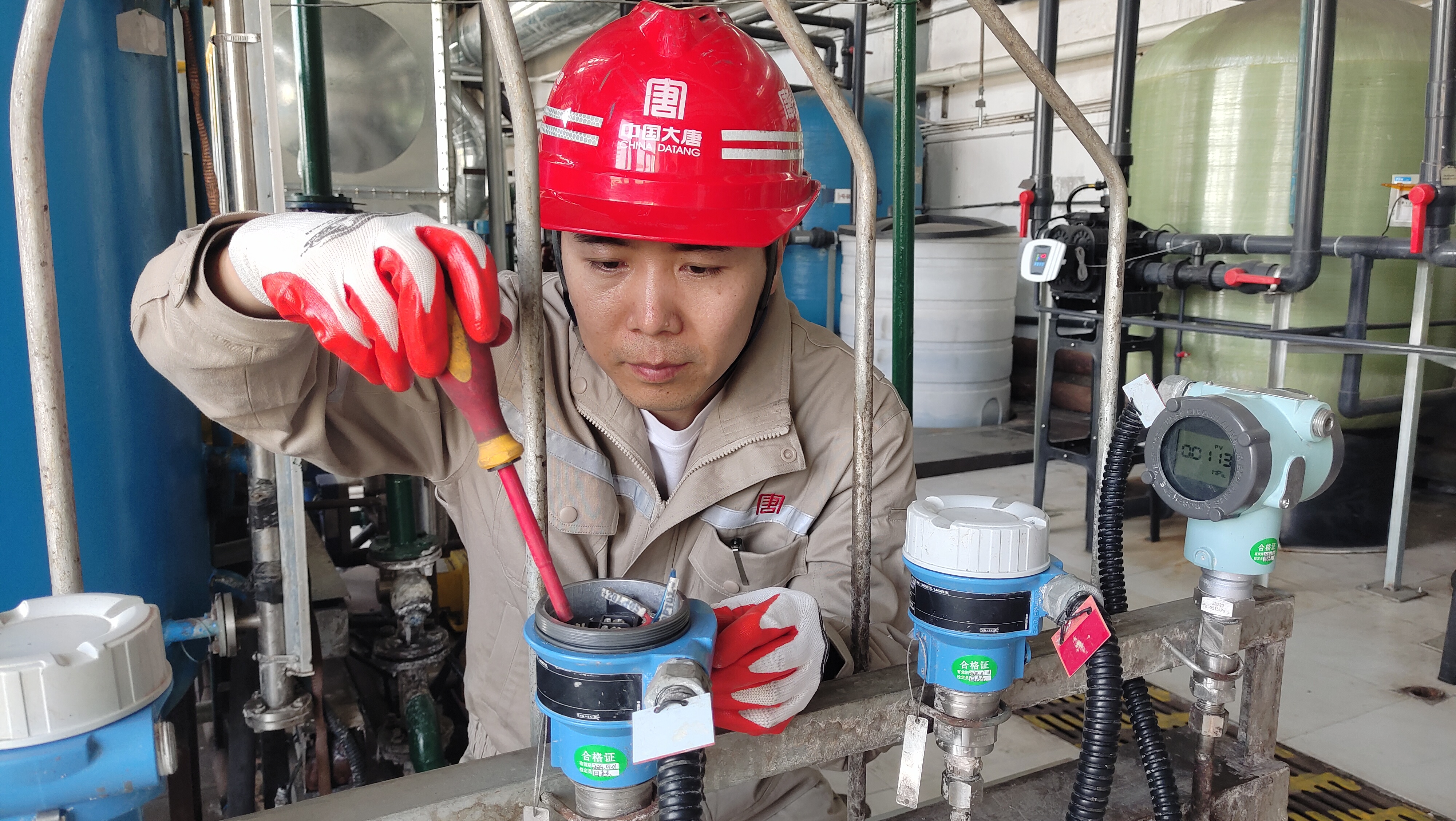 1716428309329058745.jpg 劉雪松進行設備檢修1.jpg