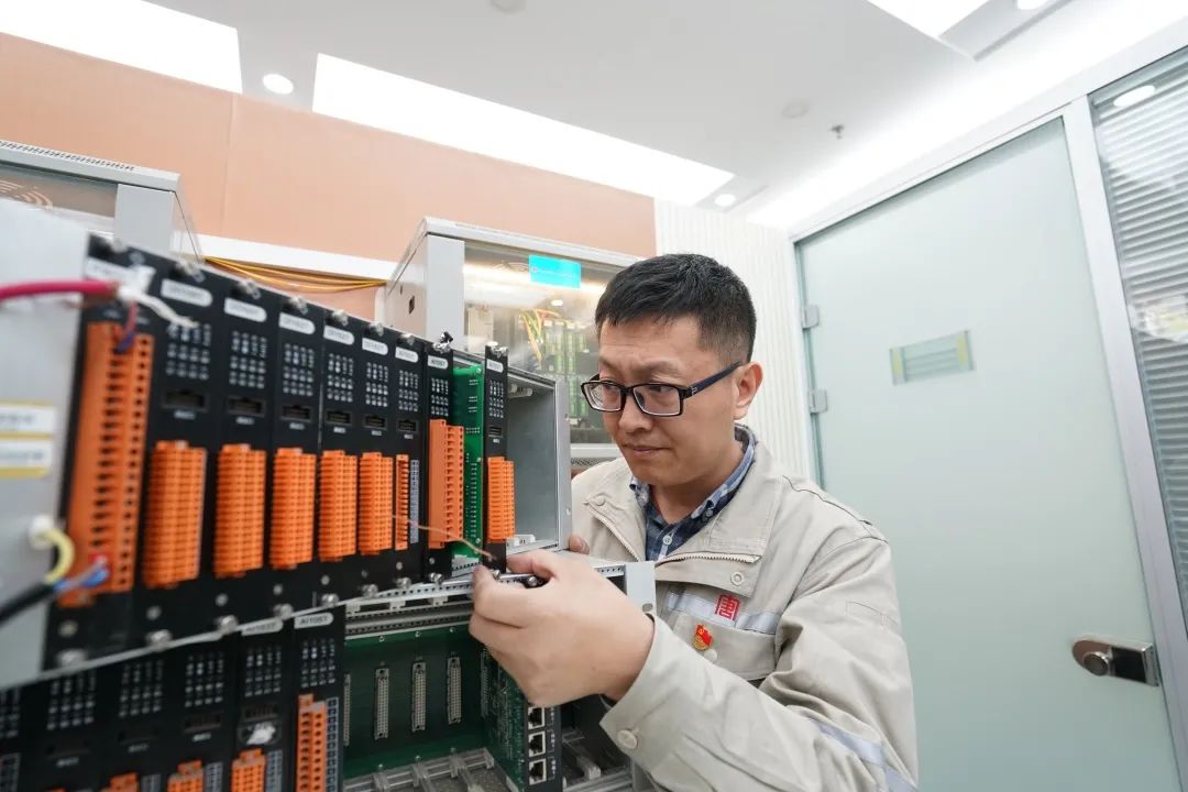 1717123284773055575.jpg 1.圖為高偉正在檢測控制器.jpg