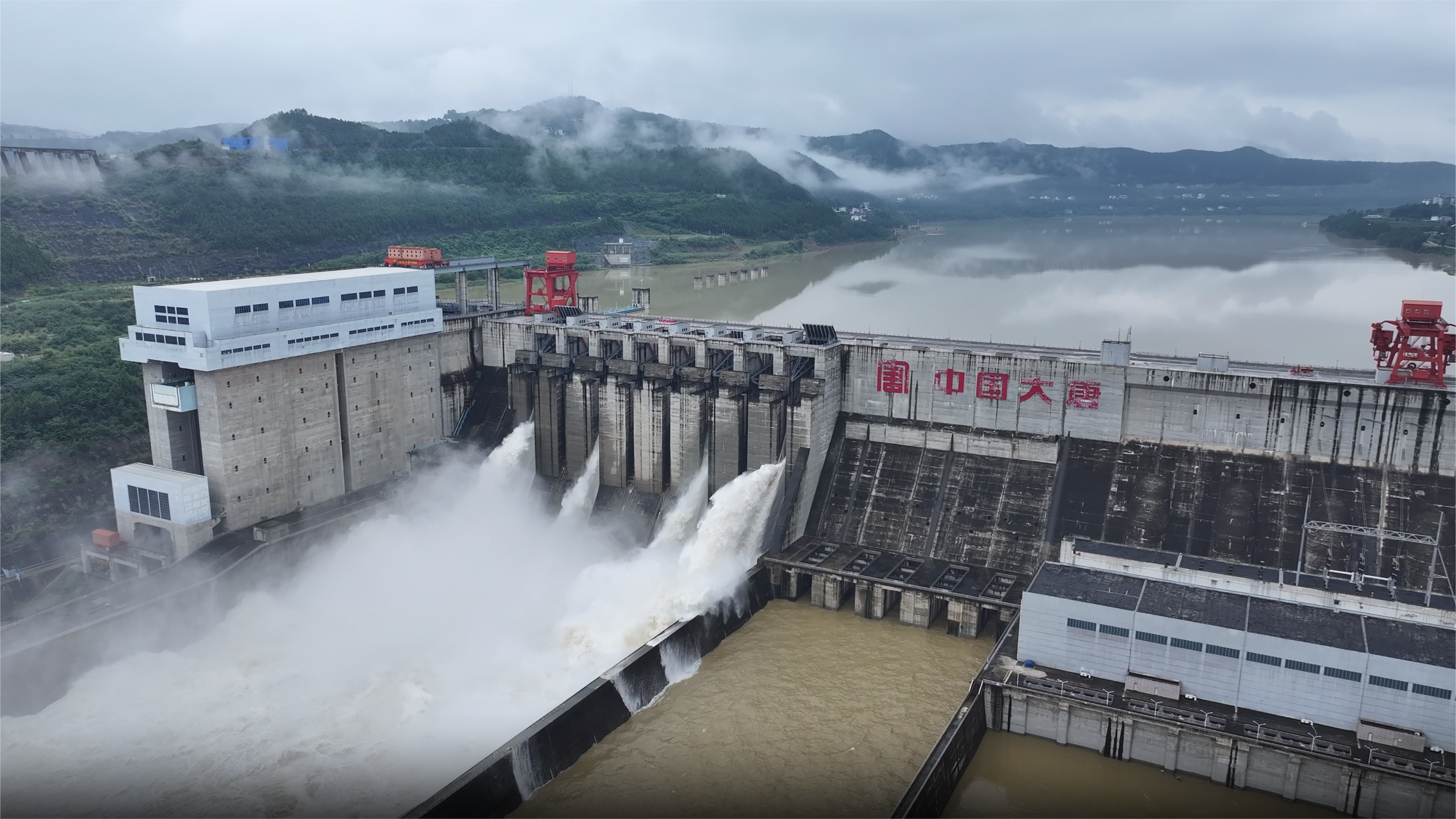 2024年7月，大唐亭子口水利樞紐泄洪場景。袁玉嬌攝 (2).png