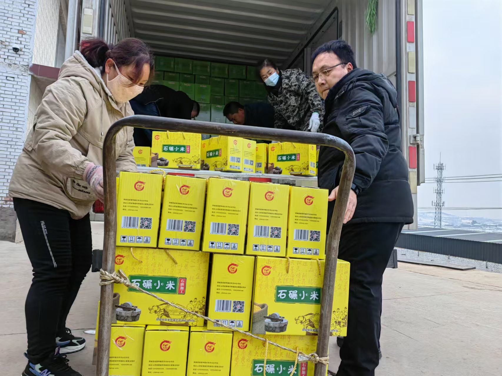 1724031414799087711.jpg 幫扶工作隊協(xié)助消費幫扶農(nóng)產(chǎn)品裝車.jpg